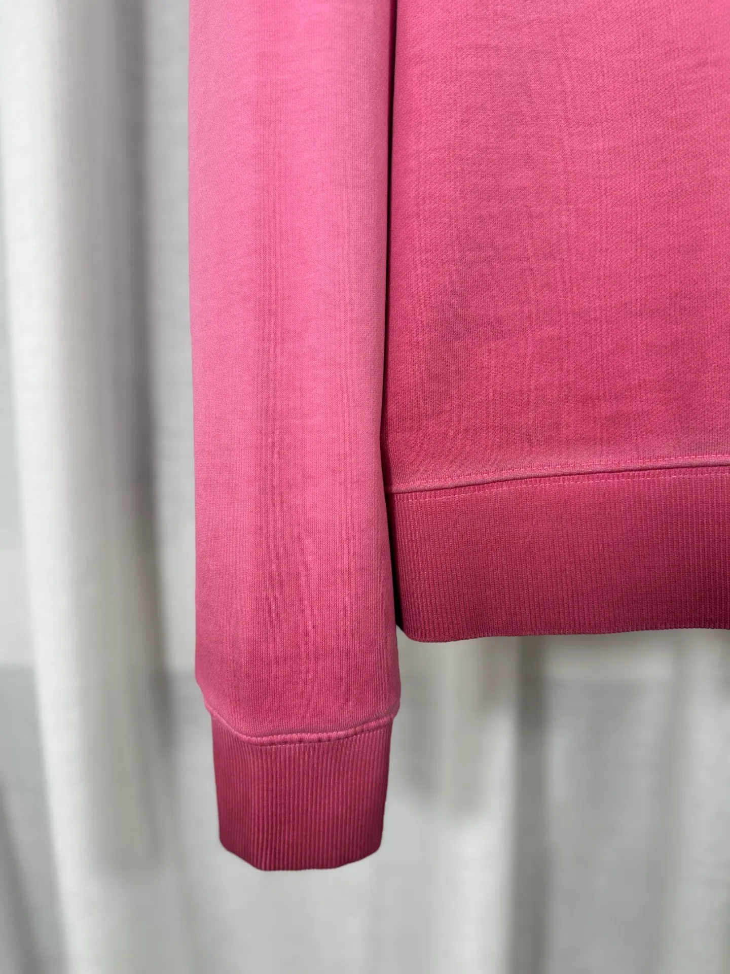 P280 top version, real shot without P, ​​different from market currency) 𝗖𝗵𝗿𝗼𝗺𝗲 𝗛𝗲𝗮𝗿𝘁𝘀/Cro Heart 2025 washed patch embroidery autumn and winter new original single counter American laser burnt 3D three-dimensional color embroidery couple casual sweatshirt 👑The highest version! Customized fabric 430g tripe terry fabric! American acid-washed and distressed original fabric laser burnt ✟appliqué embroidery and exquisite embroidery of letters! The best-selling model in the counter, very comfortable to wear. Accessories: original molded and authenticated collar label➕100% silk wash label. Genuine purchase-grade original hangtag➕matching hanging rope➕3D hanging beads➕original packaging bag. Craftsmanship: The original version has consistent wiring! The highest version of the armhole matching technique! Color: Red Black Size: S M L XL Style No.: 25-311